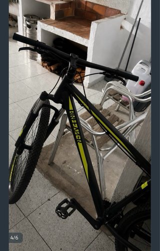 Bicicleta de montaña negra y amarilla