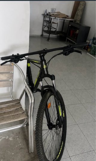 Bicicleta de montaña negra y amarilla