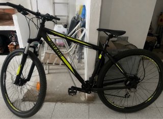Bicicleta de montaña negra y amarilla