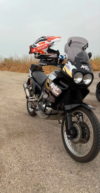Honda Africa Twin 750 RD07 Negra/Dorada