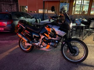 Honda Africa Twin 750 RD07 Negra/Dorada