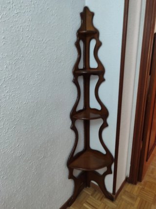 Estantería de esquina de madera