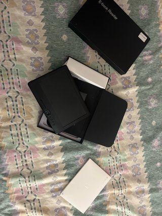 Lector Ebook Negro con cables y auriculares