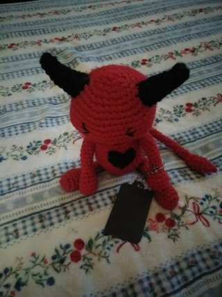 Boneco Diabo Crochê Vermelho Coração Preto