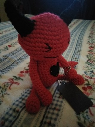 Boneco Diabo Crochê Vermelho Coração Preto