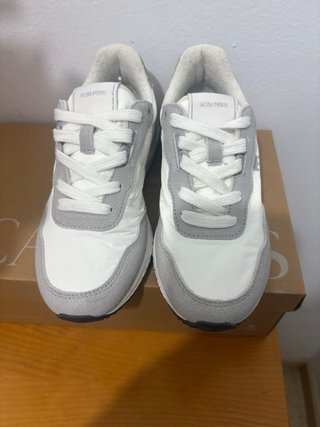 Zapatillas Scalpers grises y blancas
