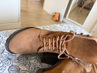 Botines tacon de piel de ante marrón con cordones