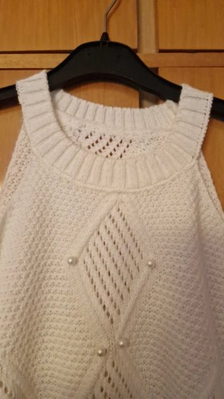 Top de punto blanco con perlas