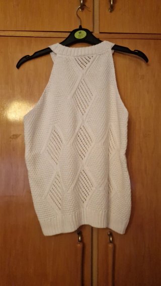Top de punto blanco con perlas