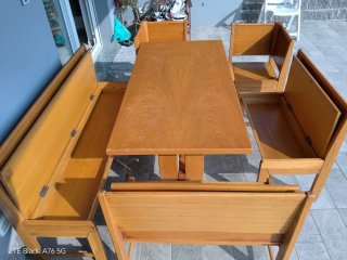Tavolo da pranzo in legno con panche