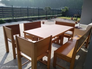 Tavolo da pranzo in legno con panche