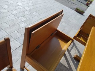 Tavolo da pranzo in legno con panche