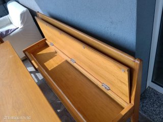 Tavolo da pranzo in legno con panche