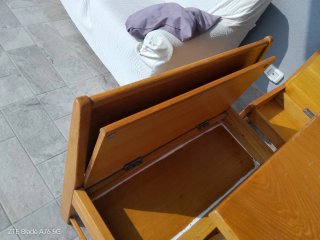 Tavolo da pranzo in legno con panche