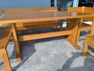 Tavolo da pranzo in legno con panche