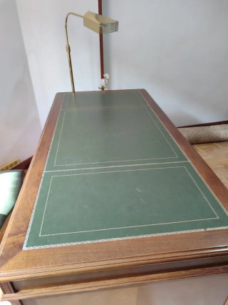 Escritorio de madera con tapa verde