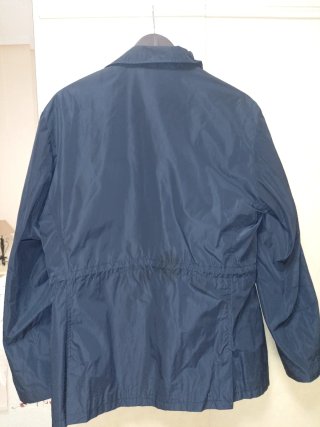 Chaqueta azul con forro estampado