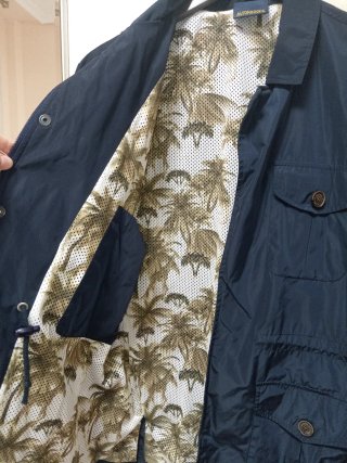 Chaqueta azul con forro estampado