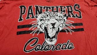 Crop top rojo con estampado de pantera