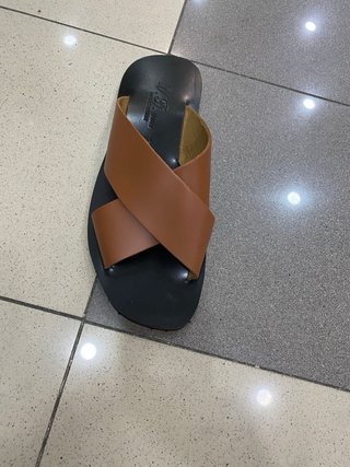 Sandalias de piel marrón cruzadas