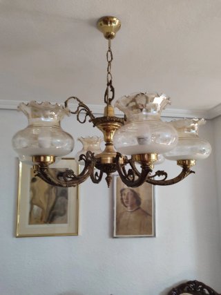 Lámpara de salón dorada y transparente