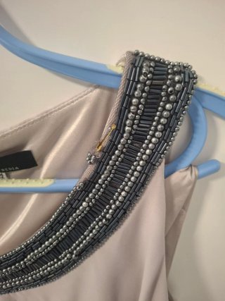Vestido de fiesta gris con pedrería