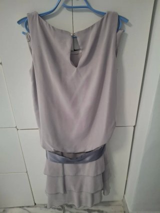 Vestido de fiesta gris con pedrería