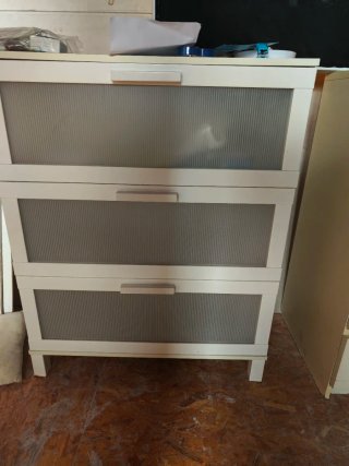 Cómoda blanca con cajones