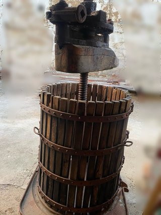 Prensa de vino antigua de madera y metal