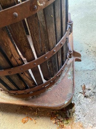 Prensa de vino antigua de madera y metal