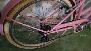 Bicicleta Capri rosa con cesta