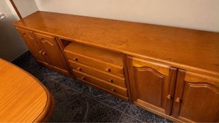 Estantería de madera , mueble cristalera y mesa
