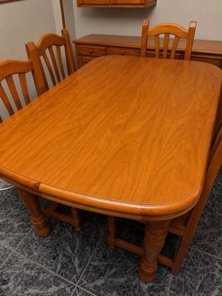 Estantería de madera , mueble cristalera y mesa