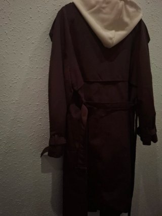 Gabardina con capucha deportiva marrón