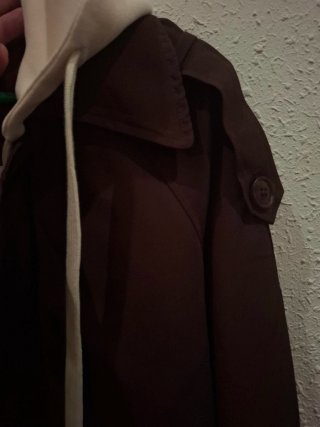 Gabardina con capucha deportiva marrón