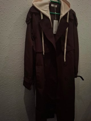 Gabardina con capucha deportiva marrón
