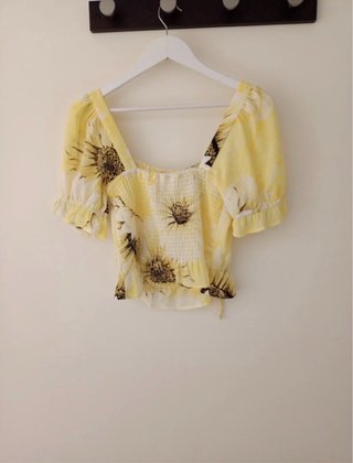 Top amarillo floral