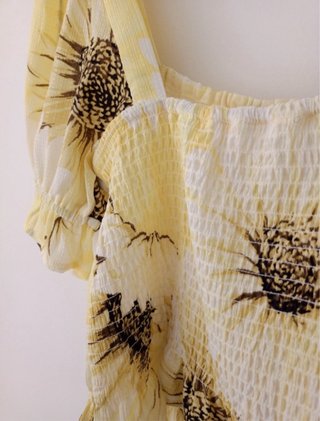 Top amarillo floral