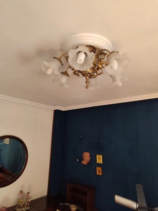 Lámpara de techo dorada y blanca