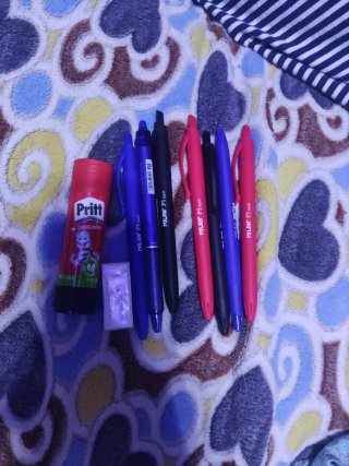 Lote de bolígrafos y pegamento Pritt