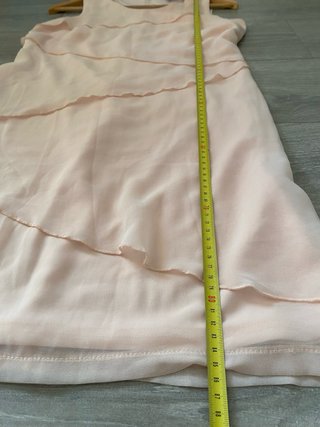 Vestido rosa con capas de gasa