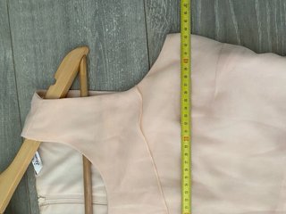 Vestido rosa con capas de gasa
