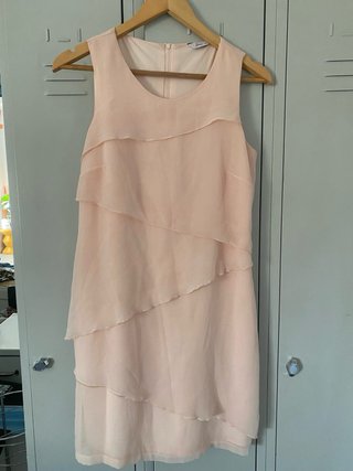 Vestido rosa con capas de gasa