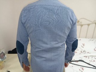 Camisa azul de manga larga