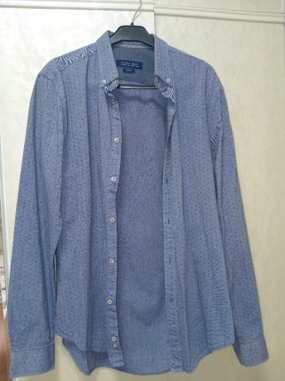 Camisa azul de manga larga