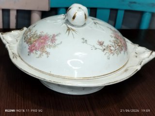 Pieza de porcelana antigua con detalles dorados