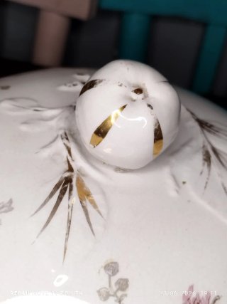 Pieza de porcelana antigua con detalles dorados