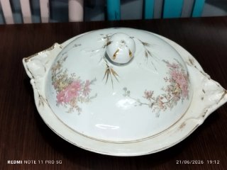 Pieza de porcelana antigua con detalles dorados