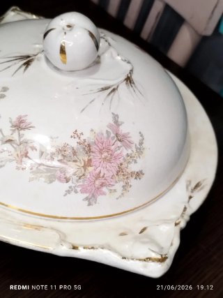Pieza de porcelana antigua con detalles dorados