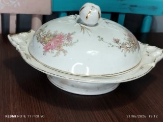 Pieza de porcelana antigua con detalles dorados